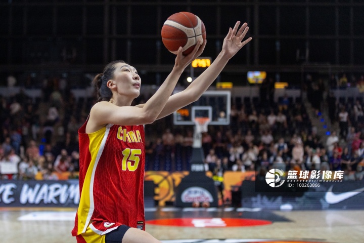 韩旭11分6板 杨舒予7+3 张子宇2分4板 中国女篮半场落后捷克8分